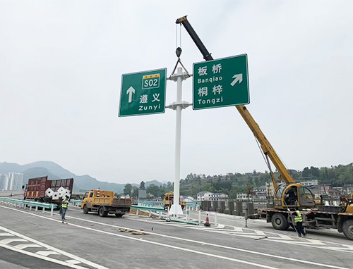 成渝高速公路波形护栏安装
